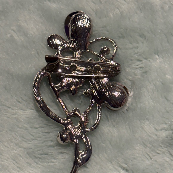 Elegant Silver Crystal Brooch - Picture 3 of 3